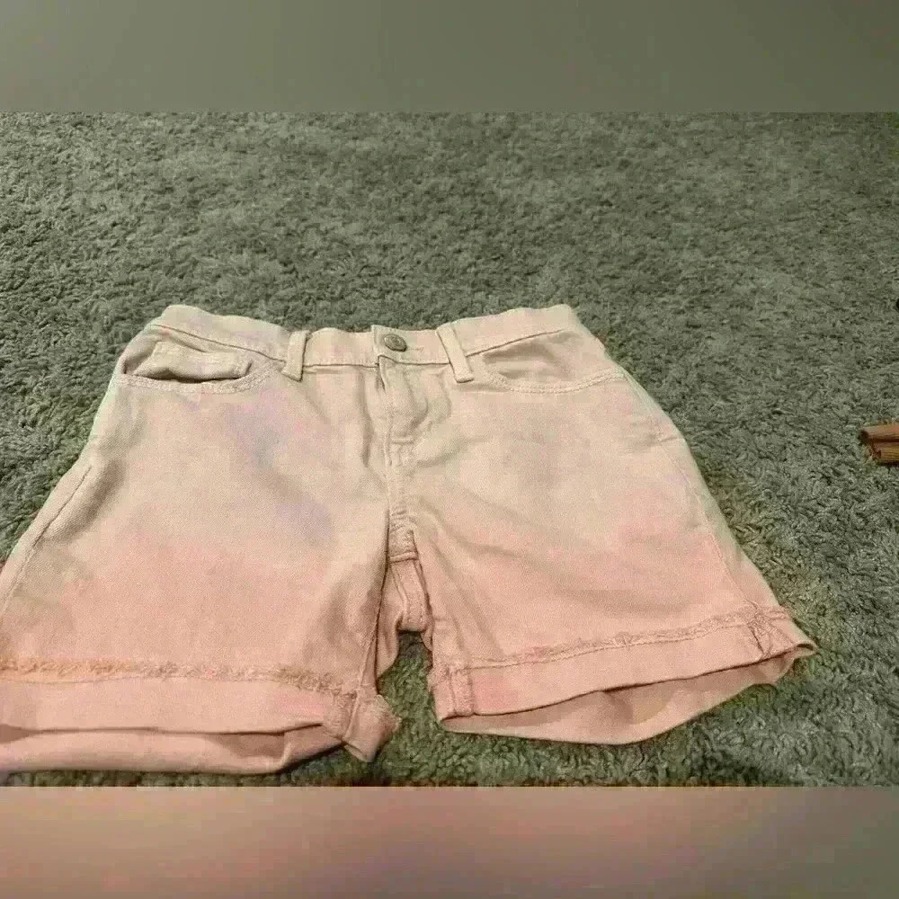 Girls Old Navy pink shorts.